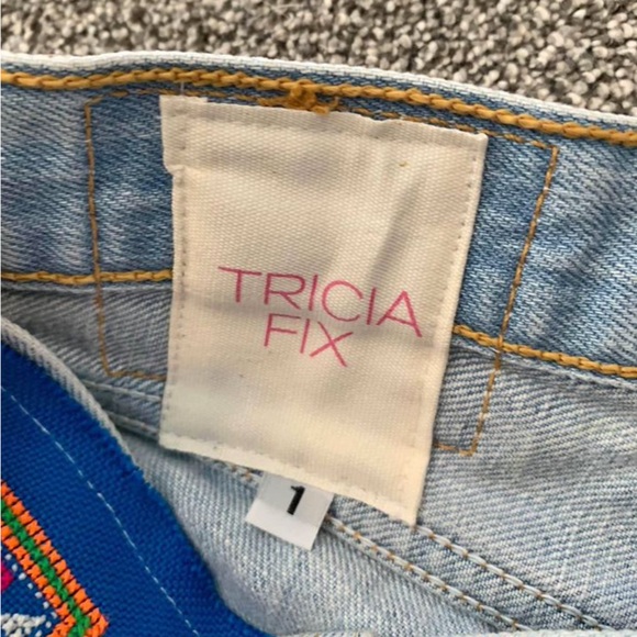 Tricia Fix x Levi 501 Jean Shorts - Picture 4 of 9